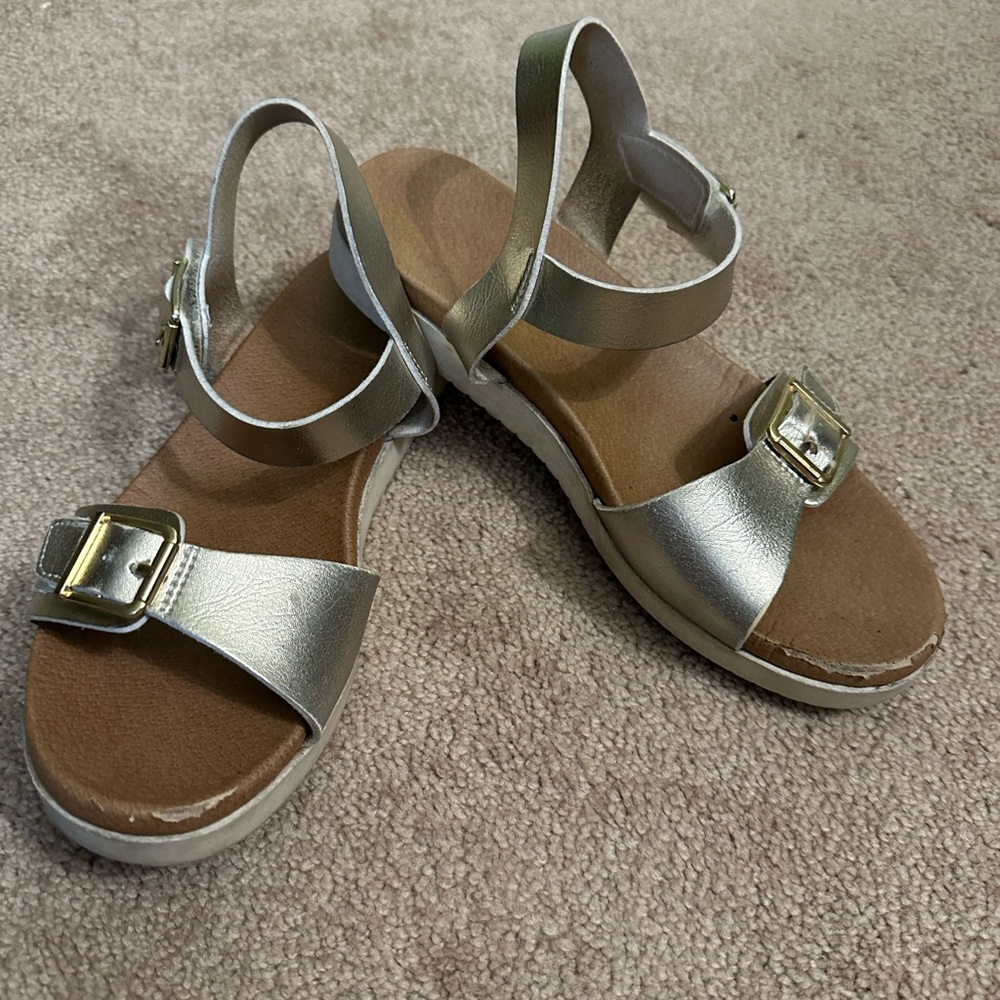 Nina Youth Size 4 gold sandals. EUC.